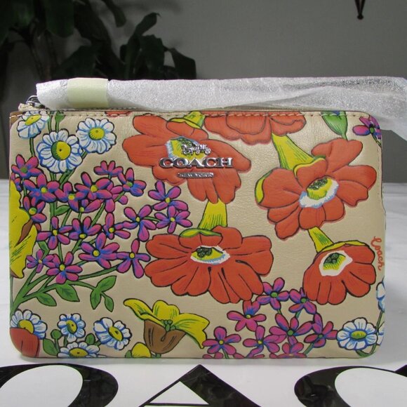 NWT Coach Leather Floral Print Corner Zip Wristlet CR946 Ivory Multi $138 - Picture 1 of 6